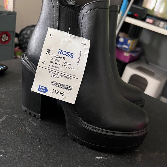 Women’s platforms - Picture 3 of 3